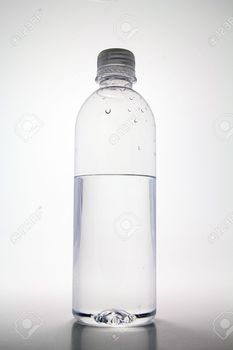 14691096-半分空水のペットボトル。.jpg